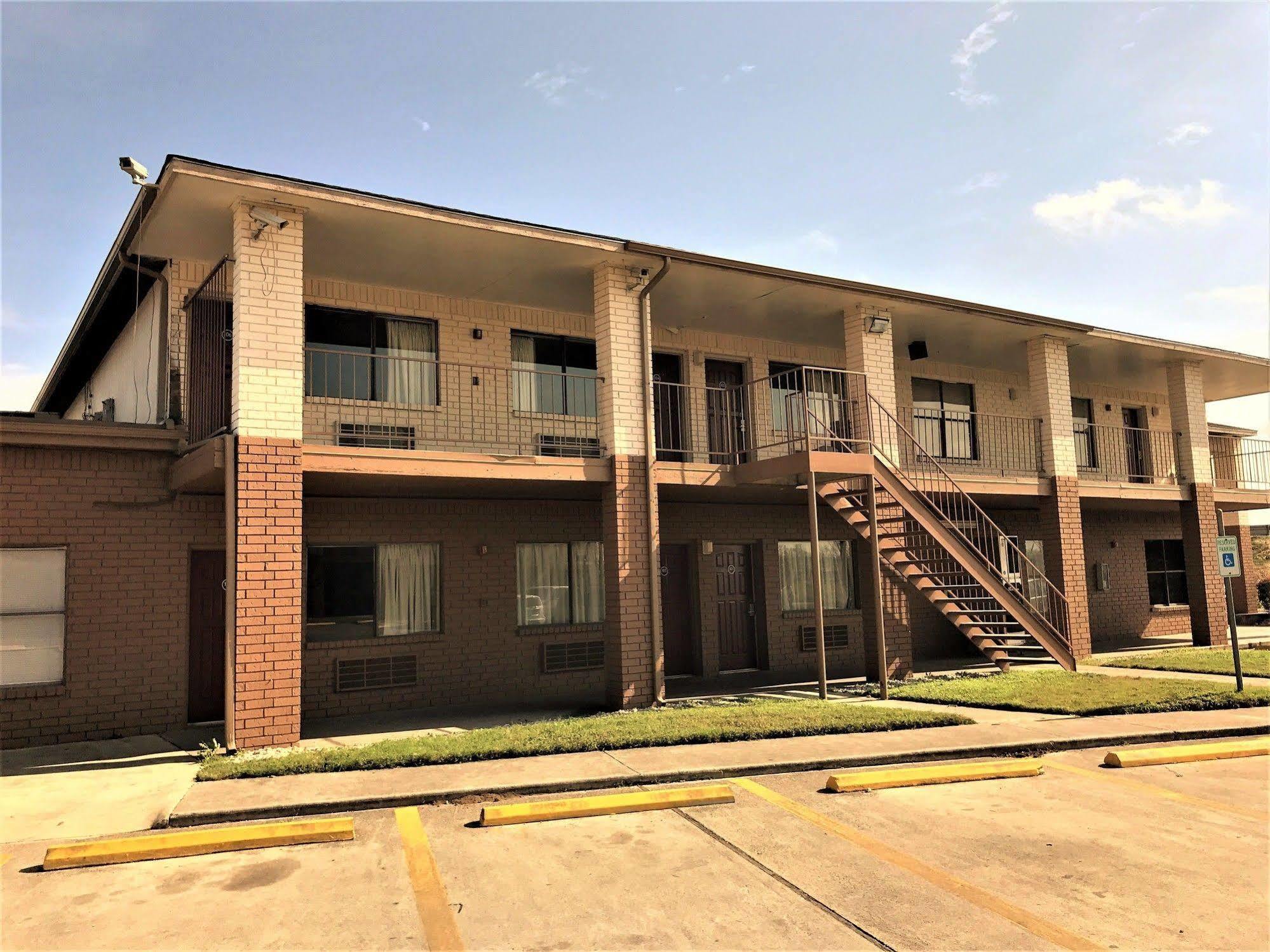 Hometowne Studios By Red Roof San Antonio E - Frost Bank Center Bagian luar foto